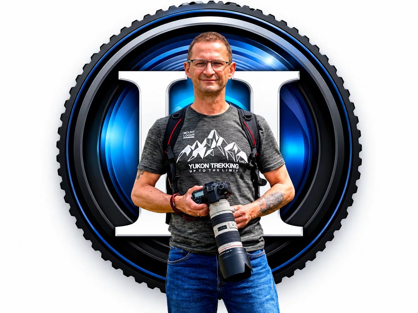Christian Hoffmann mit Kamera vor seinem Logo, dem weißen H im blauen Objektiv