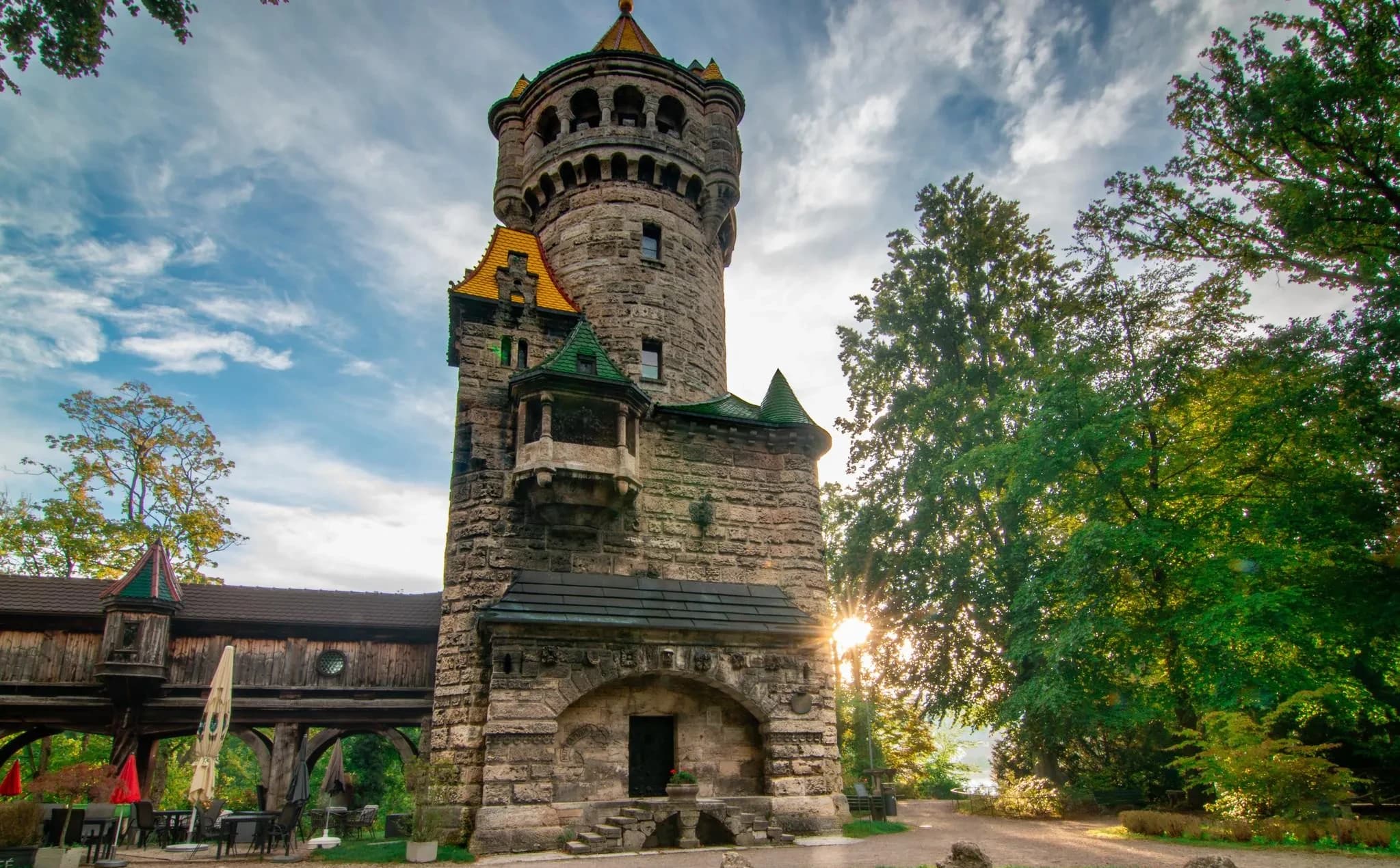 Der Mutterturm in Landsberg, umgeben von Bäumen im Abendlicht